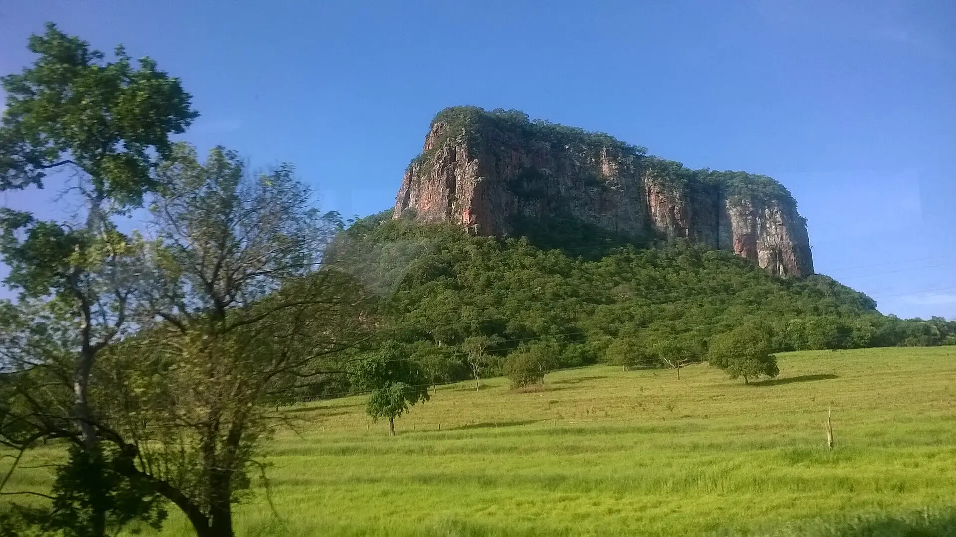 Serra de Maracaju sobre campo verde
