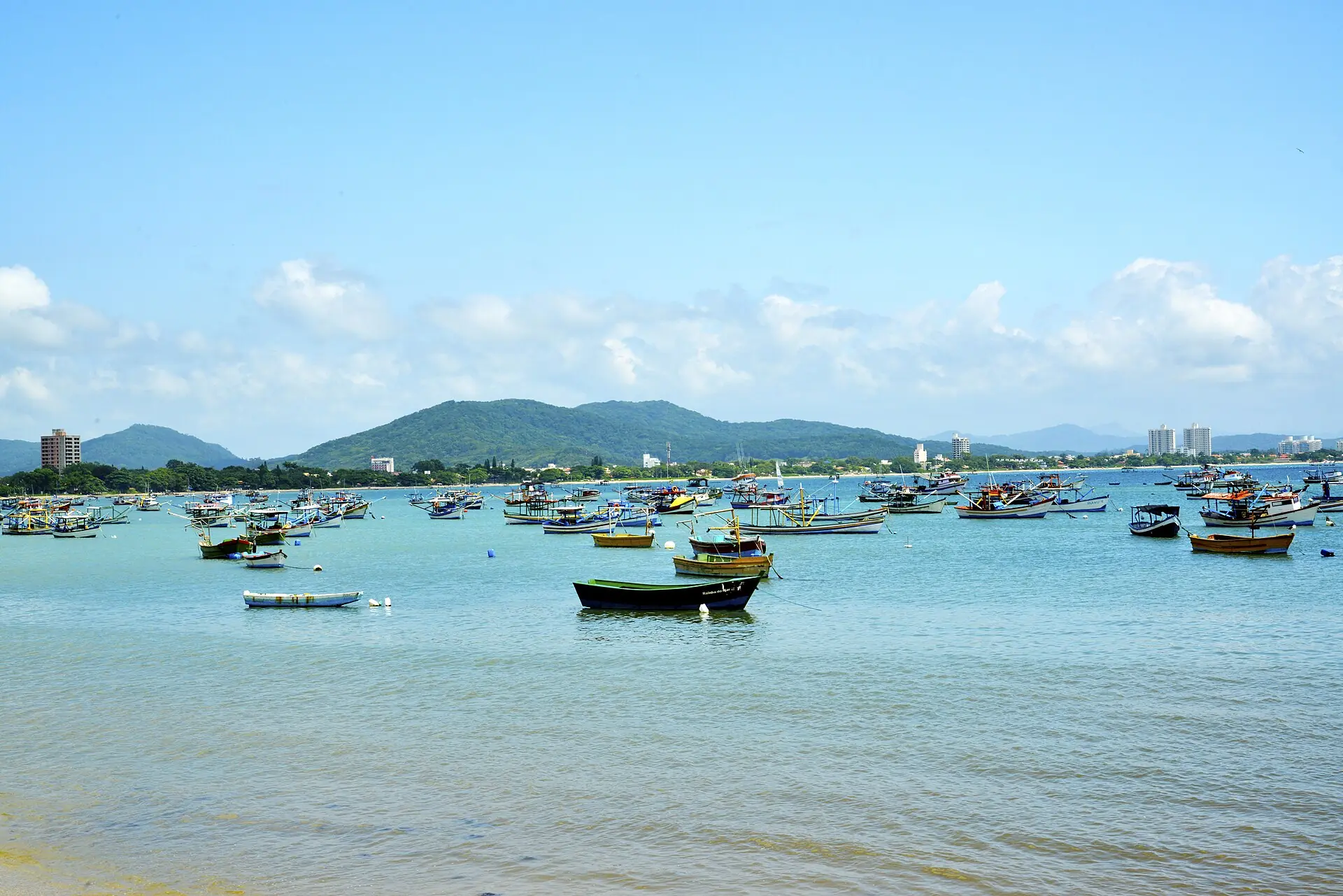 Barcos de pesca ancorados na baía de Penha, em Santa Catarina