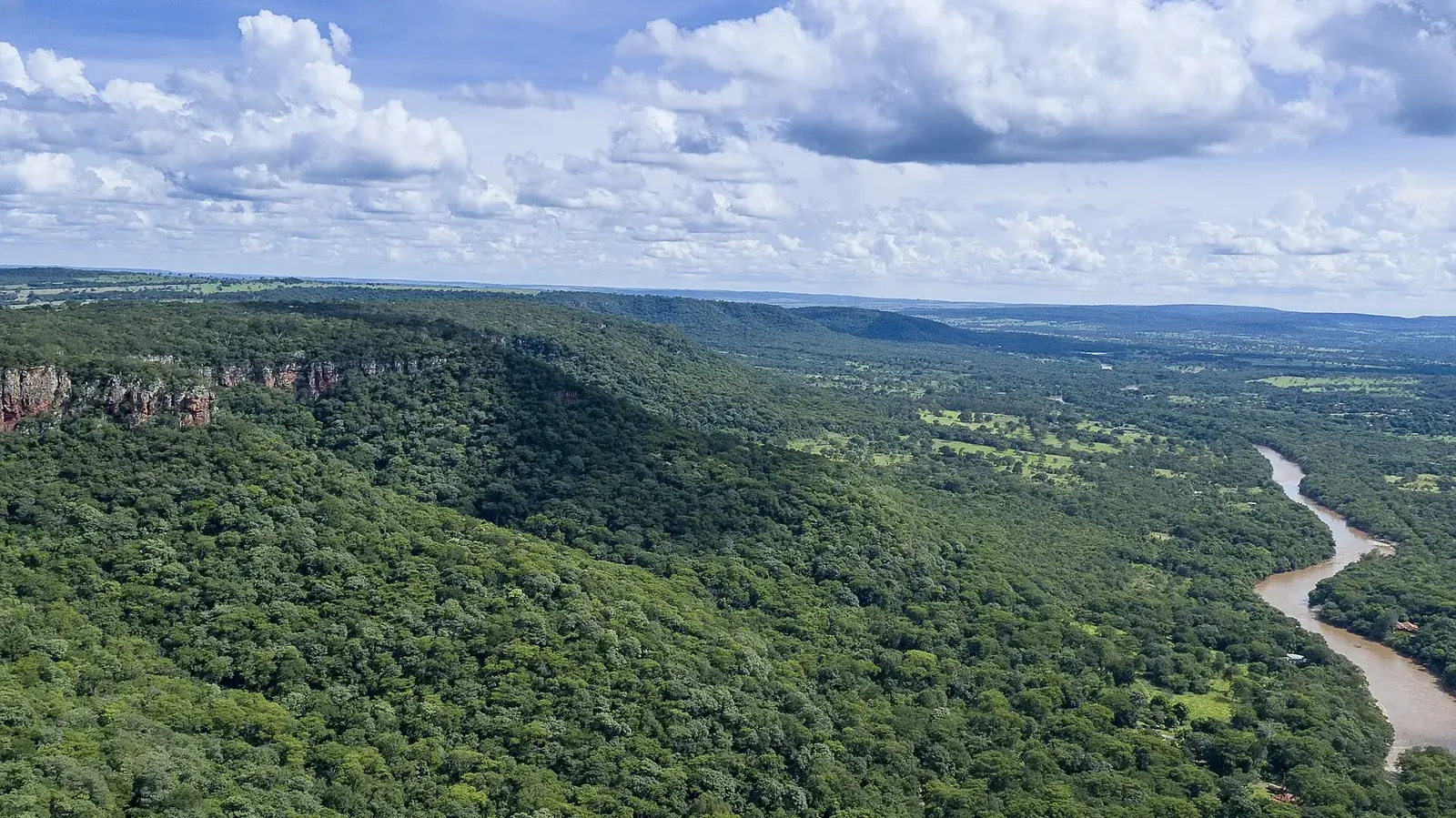 Rio entre paredões da Serra de Maracaju, Mato Grosso do Sul